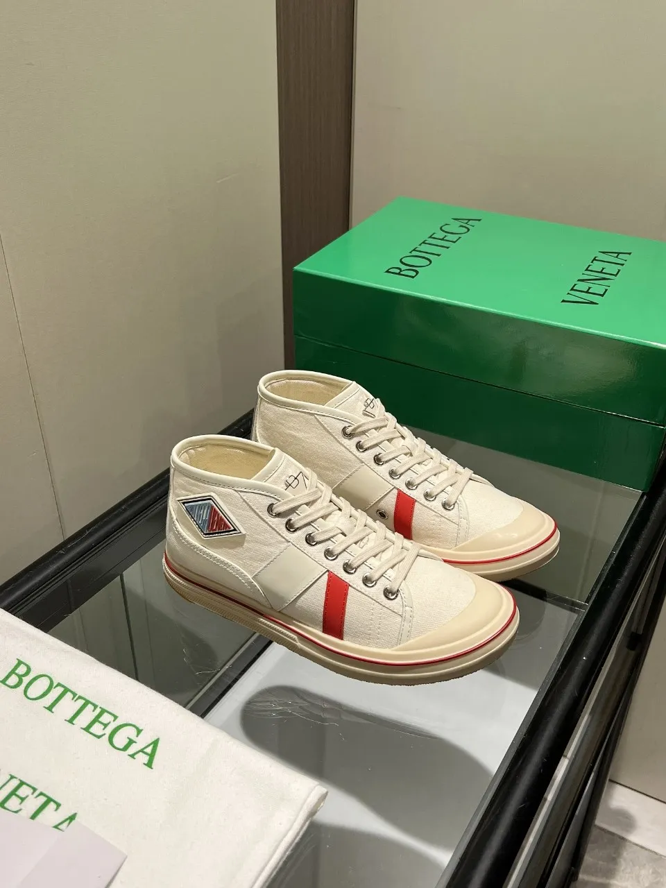 p540🐮🐮Bottega Veneta BV's latest Eliot series, retro basketball shoes, casual sports canvas shoes, become gods when they are launched! [Celebration] [Celebration] A 1:1 copy of the original version, [Fireworks] original material, [Fireworks] original color system, inspired by retro basketball sneakers, the color combination highlights youthful vitality, and perfectly interprets the theme of youth and childlike innocence. The details are also very particular. The summer canvas brings excellent durability and comfort. Designs such as calfskin trim, rubber toe caps and hand-painted retro red lines are full of retro feel. The round toe and convex sole add a modern feel and are suitable for various styles. Easily create a fashionable atmosphere. The upper foot is the focus...can be worn as a couple's shoes...each shoe has more taste and attitude! Fabric: Original customized high-density canvas + cowhide Lining: Original customized breathable canvas Insole: movable latex cowhide insole. Sole: original molded non-slip and wear-resistant TPU material. Sole thickness: 3cm. Size: women's size 35#-40#, men's size 39#-45#.